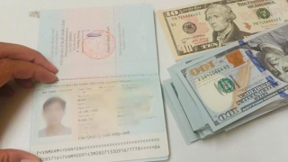 Khách bỏ quên hơn 15.000 USD tại sân bay