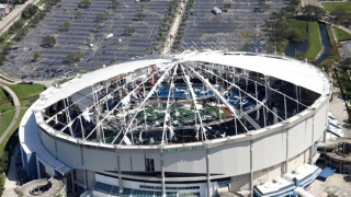 Bão Milton xé toạc mái của sân vận động tại Florida