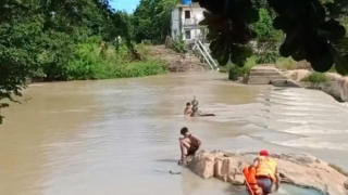 Cảnh sát cứu hộ 2 cháu bé suýt bị nước cuốn