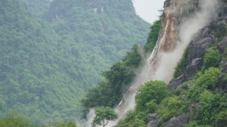 Quân đội nổ mìn phá khối đá hơn 300 tấn nằm lơ lửng trên nhà dân