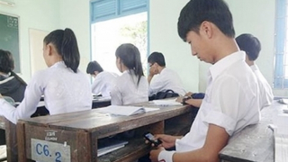 Nhà trường nói gì về quy định cấm học sinh sử dụng điện thoại trong giờ học?
