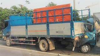 Hai xe tải tông nhau ở làn khẩn cấp Đại lộ Thăng Long, một tài xế tử vong