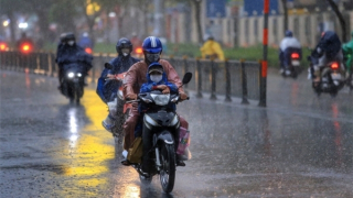 Hà Nội nắng hanh, miền Nam vẫn mưa lớn về chiều tối