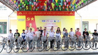 Nhà xuất bản Giáo dục Việt Nam tiếp tục hỗ trợ học sinh bị ảnh hưởng bởi bão số 3