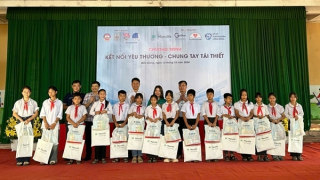 Manulife trao quà hỗ trợ cuộc sống bà con vùng cao sau thiên tai