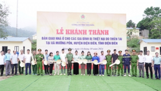 Bàn giao nhà cho người dân bị thiệt hại bởi thiên tai