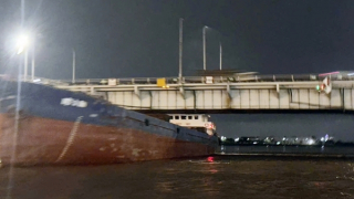 Cắt tháp điều khiển để đưa tàu hàng đang bị kẹt ra khỏi gầm cầu Đồng Nai