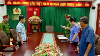 Thu tiền ấn phẩm thi tốt nghiệp trái quy định, một hiệu trưởng bị bắt