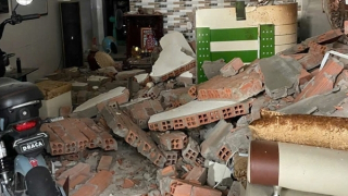 Nổ lò hấp tinh dầu trầm hương, sập tường 5 căn nhà, 1 bé gái bị thương