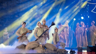 Nghĩ từ những ngày lễ lớn...