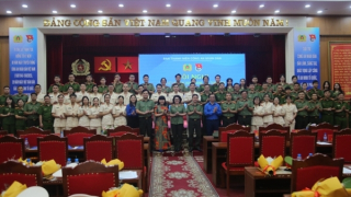 Tuyên dương nhà giáo trẻ CAND tiêu biểu và trao học bổng Vừ A Dính cho học sinh, sinh viên