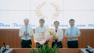 Chủ tịch tỉnh Thừa Thiên Huế tặng bằng khen nhà vô địch Olympia