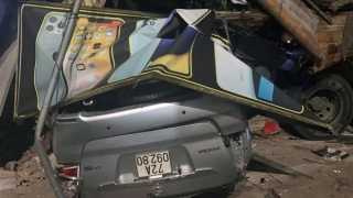 Xe container và ô tô 7 chỗ văng vào nhà dân, 2 người bị thương