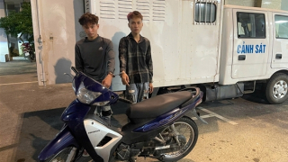 Hai tên cướp "nhí" tự chế dao rồi điều nạn nhân ra cánh đồng để "hành xử"