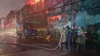 Cảnh sát xuyên đêm dập lửa đám cháy khu nhà xưởng ở Hà Nội