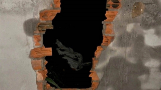 Tên trộm manh động đập tường, phá két cuỗm hàng loạt tiền vàng