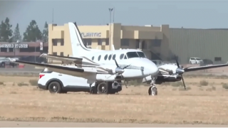 Vợ của phi công thay chồng hạ cánh máy bay