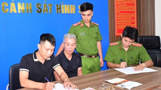 Sang nhà hàng xóm chơi, lén mở két cuỗm tiền vàng