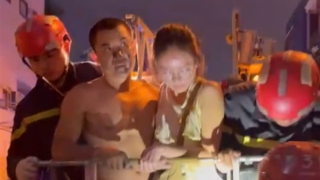 Cảnh sát giải cứu nhiều người bị mắc kẹt trong chung cư 7 tầng bốc cháy