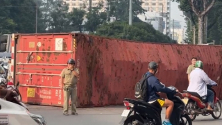 Xe đầu kéo lật ngay vòng xoay trung tâm thành phố, giao thông ùn ứ