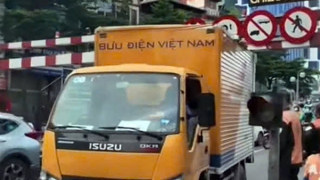 Đi ẩu mắc kẹt trên cầu vượt, tài xế xe tải bị CSGT xử phạt
