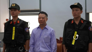 Vận động đối tượng truy nã trốn sang nước ngoài về nước đầu thú