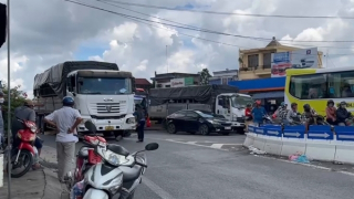 2 người đi xe máy tử vong dưới gầm xe tải ở Tiền Giang