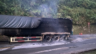 Xe tải bất ngờ bốc cháy trên Quốc lộ 6, thiệt hại khoảng 400 triệu đồng