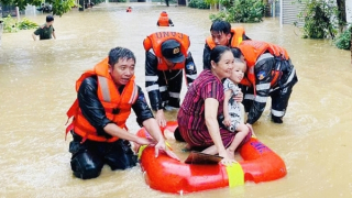 Chuyện của những người“cõng hàng” trong lũ