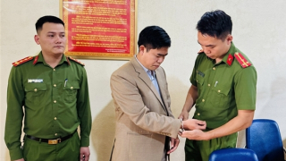 Bớt xén kinh phí của học sinh dân tộc nội trú, một hiệu trưởng ở Lào Cai bị bắt