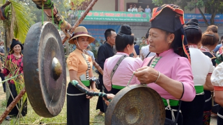Hội xòe Bản Phủ