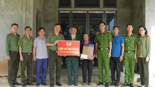 Công an tỉnh Yên Bái hỗ trợ hộ gia đình có hoàn cảnh khó khăn