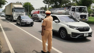 Cận cảnh kiểm tra xe trọng tải khủng, vỏ lốp rạn nứt