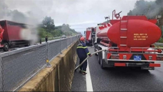 Ôtô chở bưu phẩm bất ngờ bốc cháy trên cao tốc