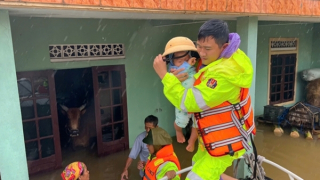 Tận tụy ngày đêm giúp dân thoát khỏi nguy hiểm trong mưa lũ