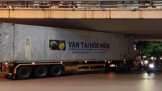 Tài xế container mắc kẹt dưới gầm cầu Ngã Tư Sở biện minh đi theo Google maps