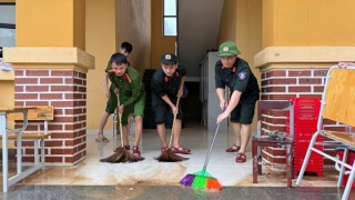 Công an Quảng Bình hỗ trợ nhân dân khắc phục hậu quả mưa lũ