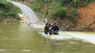 Người dân Cát, Trỉa ở Quảng Trị vượt lũ nguy hiểm
