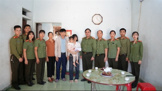 Trao tiền hỗ trợ thân nhân các gia đình cán bộ, chiến sĩ tử nạn bởi cơn bão số 3