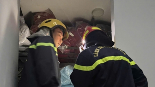 Khống chế nam thanh niên cố thủ, dọa dùng can xăng đốt nhà