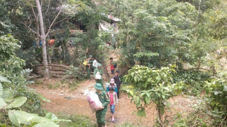 Phát hiện núi nứt toác, Quảng Bình di dời khẩn 13 hộ dân