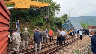 Tàu chở hàng lật 3 toa trên đèo Hải Vân