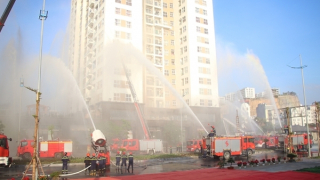 Diễn tập tình huống chữa cháy do nổ pin xe đạp điện gây cháy chung cư