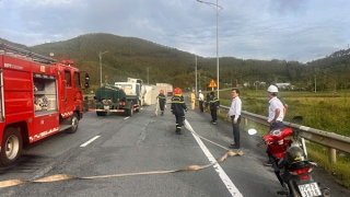 Xe container lật nhào khi vừa ra khỏi hầm Phước Tượng