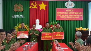 Trường Cao đẳng CSND II tặng quà Công an xã biên giới ở Long An