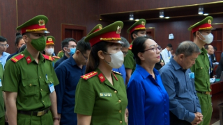 Cán bộ thanh tra ngân hàng xấu hổ về hành vi của mình và xin giảm nhẹ hình phạt