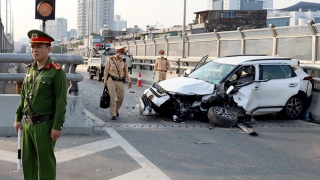 Tài xế ô tô mắc kẹt trong cabin sau cú đâm dải phân cách Vành đai 2 trên cao