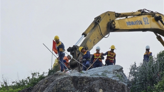 Kích hoạt 20kg thuốc nổ để phá dỡ tảng đá "treo" trên sườn núi bên đường đèo Cù Hin