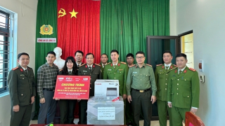 Trao hơn 200 triệu đồng đến với bà con vùng cao