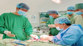 Nối thành công cánh tay đứt rời cho bệnh nhân bị ròng rọc cuốn